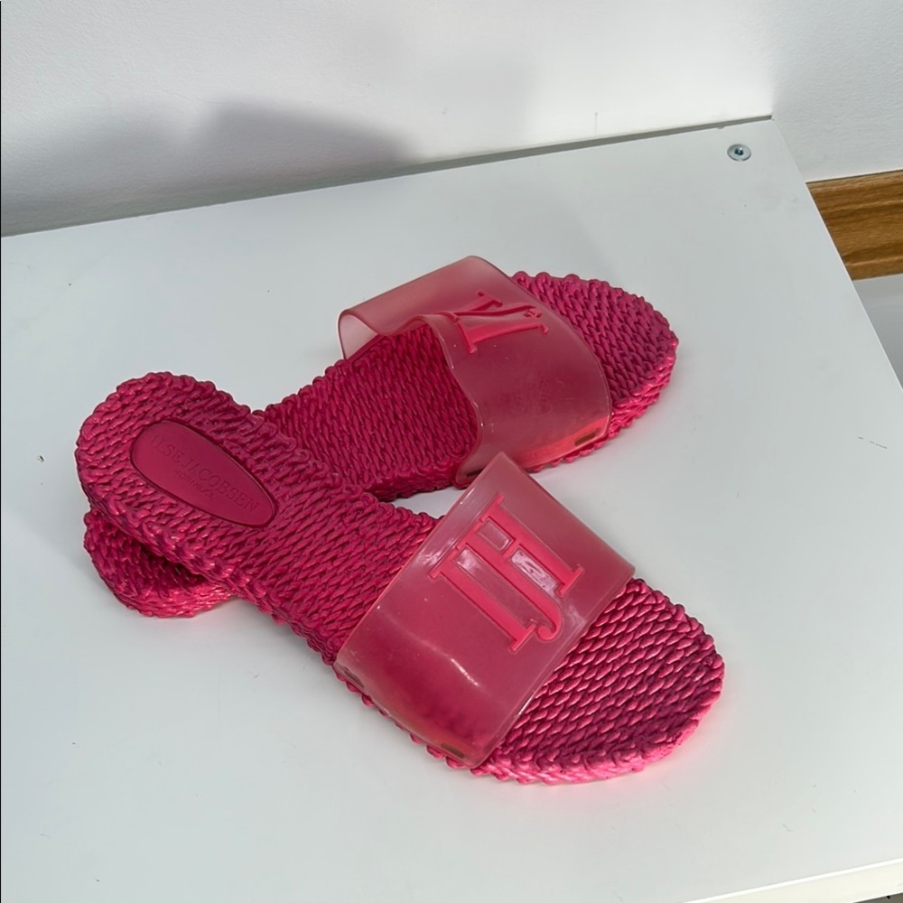 Ilse Jacobsen Pink Sandals with Open Toe Design and Textured Sole